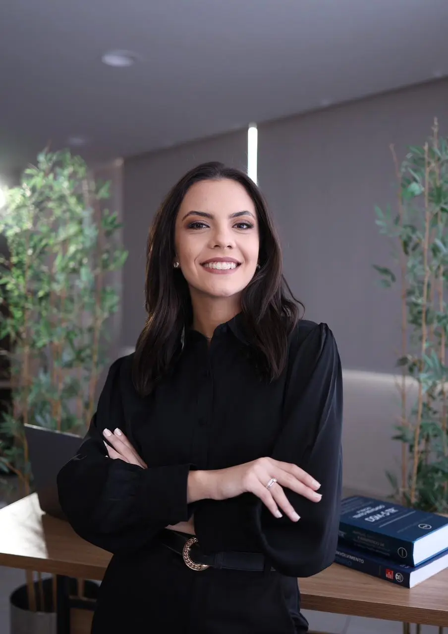 Psicóloga Júlia Sauer em seu ambiente profissional